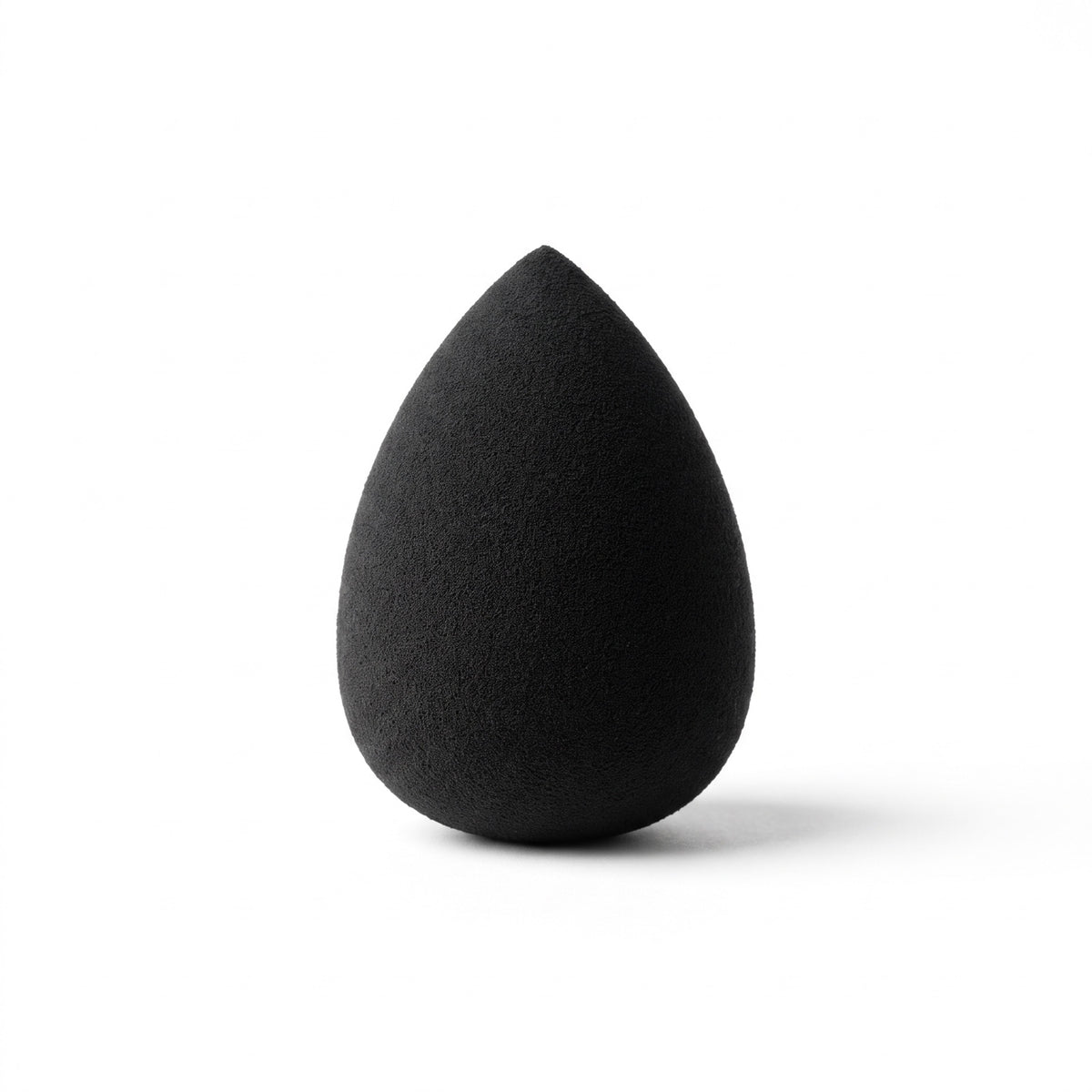 Kempt Blending Sponge: one small black teardrop sponge